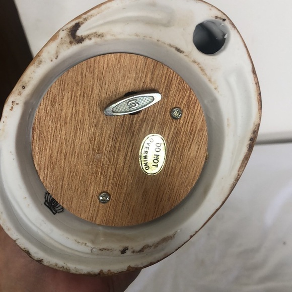 Vintage 1981 royal crown windable porcelain music box​ - Picture 7 of 7